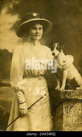 studioportrait einer bescheiden gekleideten jungen Frau mit Hund, liebevoll eingeschrieben Sara; um 1900