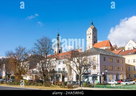 krems an der donau,katholische Pfarrkirche hl. nikolaus,frauenbergkirche (rechts),Blick von steiner donaulände,in stein an der donau in wachau,niederösterreich,österreich Stockfoto