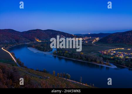 dürnstein, Donauknie bei weißenkirchen, Blick auf die Abtei dürnstein und göttweig, Weinberg in wachau, niederösterreich/niederösterreich, österreich Stockfoto