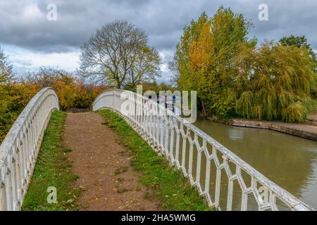 Verzierte dekorative viktorianische Eisenschmiede aus Gusseisen überm Grand Union und der oxford-Kanalkreuzung bei Braunston in der Nähe von daventry in northamptonshire. Stockfoto