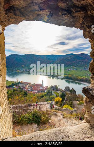 dürnstein, Donau, dürnstein Altstadt und Klosterkirche, Blick von der dürnstein Burgruine in wachau, niederösterreich, österreich Stockfoto