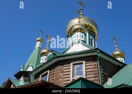 rus, russland, sibirien, Kijewskaja ulitsa, Kuitun, irkutsk Oblast, pravoslavnyy Khram russische orthodoxe Kirche mit Zwiebelkuppeln in Kuitun sibirien Stockfoto