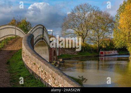 Eine hisorische Backsteinbrücke über den Grand Union Canal an der Kreuzung Braunston mit dem oxford Canal in der Nähe von daventry in northamptonshire, großbritannien Stockfoto
