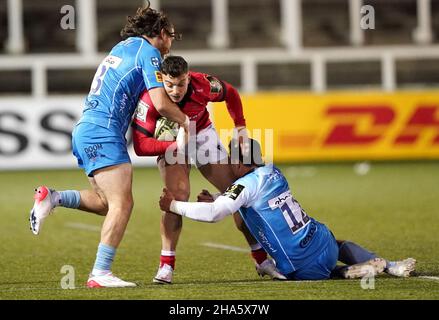 Adam Radwan von Newcastle Falcons (Mitte) wird von Francois Venter von Worcester Warriors (rechts) und Oli Morris während des Challenge Cup-Spiels im Kingston Park Stadium, Newcastle upon Tyne, angegangen. Bilddatum: Freitag, 10. Dezember 2021. Stockfoto