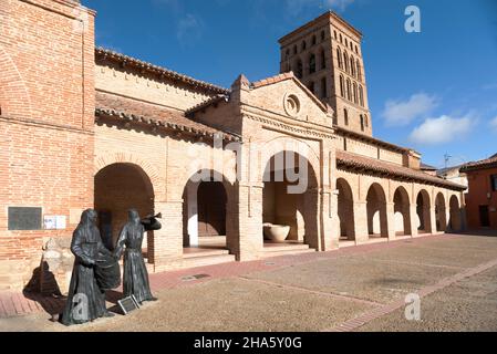 Kirche und Platz von San Lorenzo an einem sonnigen Tag mit den Statuen der Karwoche im Vordergrund. Stockfoto