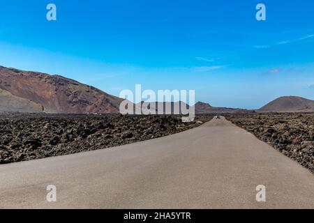 Straße in Lavafeldern, nationalpark timanfaya, parque nacional de timanfaya, montanas del fuego, lanzarote, Kanaren, kanarische Inseln, spanien, europa Stockfoto