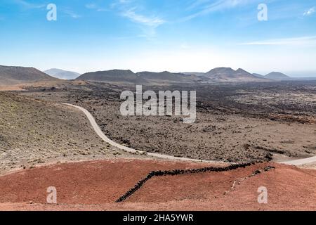 Blick vom El diablo Besucherzentrum auf die Vulkanlandschaft, den nationalpark timanfaya, den nationalpark von timanfaya, montanas del fuego, lanzarote, Kanaren, kanarische Inseln, spanien, europa Stockfoto