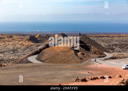 Blick vom Touristenzentrum el diablo auf die Vulkanlandschaft, montana rajada, timanfaya Nationalpark, parque nacional de timanfaya, montanas del fuego, lanzarote, Kanaren, kanarische Inseln, spanien, europa Stockfoto