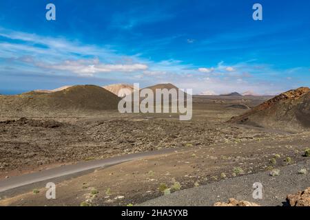 Blick vom El diablo Besucherzentrum auf die Vulkanlandschaft, den nationalpark timanfaya, den nationalpark von timanfaya, montanas del fuego, lanzarote, Kanaren, kanarische Inseln, spanien, europa Stockfoto