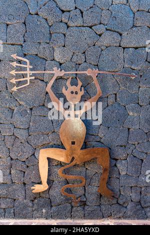 Eintritt zum Restaurant, Teufelsskulptur el diablo, Logo von césar manrique, Künstler aus lanzarote, nationalpark timanfaya, parque nacional de timanfaya, montanas del fuego, lanzarote, Kanaren, kanarische Inseln, spanien, europa Stockfoto