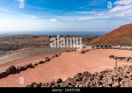 Blick vom Touristenzentrum el diablo auf die Vulkanlandschaft, montana rajada, timanfaya Nationalpark, parque nacional de timanfaya, montanas del fuego, lanzarote, Kanaren, kanarische Inseln, spanien, europa Stockfoto