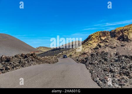 Straße durch die Vulkanlandschaft, Nationalpark timanfaya, parque nacional de timanfaya, montanas del fuego, lanzarote, Kanaren, kanarische Inseln, spanien, europa Stockfoto