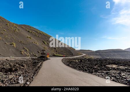 nationalpark timanfaya, Ausfahrt, Schild mit der Teufelsskulptur el diablo, Logo entworfen von césar manrique, nationalpark timanfaya, Vulkan Montana los miraderos, parque nacional de timanfaya, montanas del fuego, lanzarote, kanarische Inseln, kanarische Inseln, spanien, europa Stockfoto