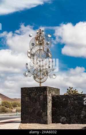 Kleiner Windhund, an einer Wand, Skulptur von césar manrique, spanischer Künstler aus lanzarote, 1919-1992, Kreisverkehr in der Nähe von tahiche, lanzarote, Kanaren, kanarische Inseln, spanien, europa Stockfoto