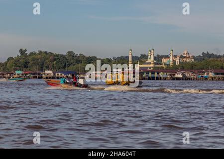 BANDAR SERI BEGAWAN, BRUNEI - 27. FEBRUAR 2018: Boote auf dem Brunei-Fluss vor Duli Pengiran Muda Mahkota Pengiran Muda Hadschi Al-Muhtadee Billah Mo Stockfoto