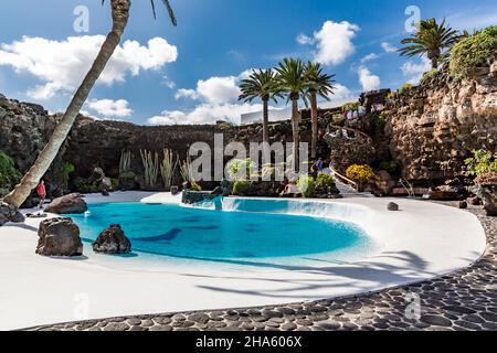 Tropischer Garten mit Swimmingpool,jameos del agua,Kunst- und Kulturstätte,erbaut von césar manrique,spanischer Künstler aus lanzarote,1919-1992,lanzarote,Kanaren,kanarische Inseln,spanien,europa Stockfoto