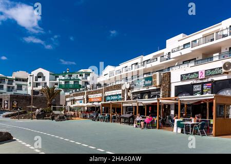 Geschäfte und Restaurants in costa teguise, lanzarote, Kanaren, kanarische Inseln, spanien Stockfoto