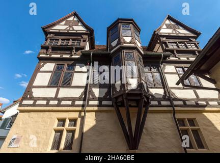 Das Haus am Gorisbrunnen wurde zwischen 1476 und 1479 im Auftrag von Graf eberhard v. von württemberg als Stadthaus, vermutlich für Hofgäste, erbaut. Das Fachwerkhaus gilt als Vorbote der Renaissance in württemberg. Restaurierung und Wiederaufbau des Originalstaates im Jahr 1977/81 durch die volksbank stiftung haus am gorisbrunnen,Bad urach,baden-württemberg,deutschland Stockfoto