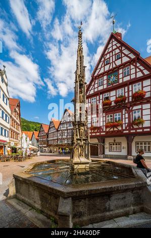 Der Marktbrunnen ist ein laufender Brunnen mit einer fünfstöckigen spätgotischen Brunnensäule, erstellt um 1500, Kopie von 1904/05, Bad urach, baden-württemberg, deutschland Stockfoto