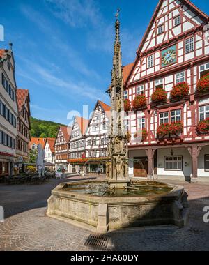 Der Marktbrunnen ist ein laufender Brunnen mit einer fünfstöckigen spätgotischen Brunnensäule, erstellt um 1500, Kopie von 1904/05, Bad urach, baden-württemberg, deutschland Stockfoto