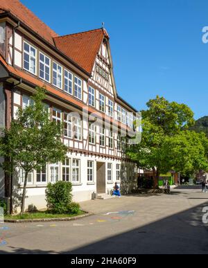 Das Krankenhaus wurde 1480 vom Grafen eberhard v. im bart gegründet und bestand teilweise bis 1948. Heute befindet sich die barbara gonzaga Gemeindeschule im Krankenhausbezirk Bad urach, baden-württemberg, deutschland Stockfoto