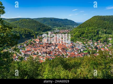 Blick von der michelskäppele über die Stadt zur burgruine hohenurach, Bad urach, baden-württemberg, deutschland Stockfoto