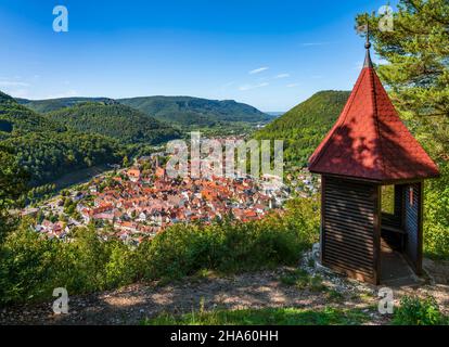 Blick von der michelskäppele über die Stadt zur burgruine hohenurach, Bad urach, baden-württemberg, deutschland Stockfoto