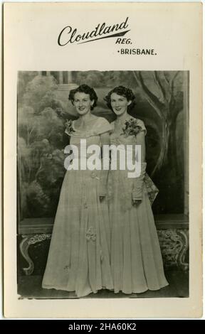 Foto von zwei Schwestern im Cloudland Ballroom in Brisbane, Australien, um 1950. McKechnie Kollektion für die Familie. Stockfoto