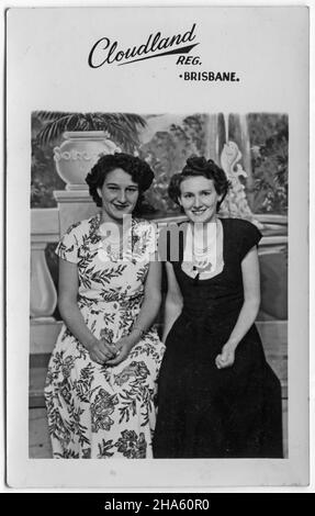 Foto von zwei jungen Frauen im Cloudland Ballroom in Brisbane, Australien, um 1950. McKechnie Kollektion für die Familie. Stockfoto