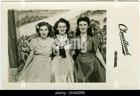 Foto von drei jungen Frauen im Cloudland Ballroom in Brisbane, Australien, um 1950. McKechnie Kollektion für die Familie. Stockfoto