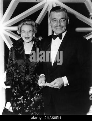 CLARK GABLIE und seine 5th-Mann-Frau KAY WILLIAMS GABLE kommen bei der Hollywood-Premiere von SUDDENLY, LETZTEN SOMMER am 23rd. Dezember 1959 Stockfoto