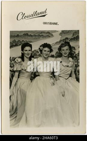 Foto von drei jungen Frauen im Cloudland Ballroom in Brisbane, Australien, um 1950. McKechnie Kollektion für die Familie. Stockfoto