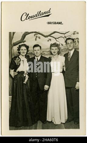 Foto von zwei Paaren im Cloudland Ballroom in Brisbane, Australien, um 1950. McKechnie Kollektion für die Familie. Stockfoto