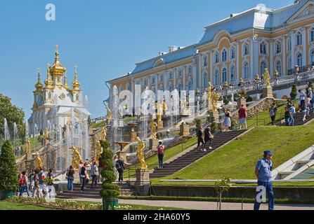 Blick vom Unteren Park auf die große Kaskade und den Großen Palast und die Kirche, Peterhof, Petergóf bei St. Petersburg, Golf von Finnland, Russland, Europa Stockfoto