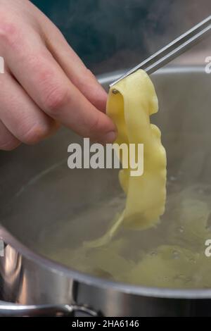 italien,trentino-Alto adige,Alto adige,Südtirol,vinschgau,glurns,Restaurant flurin,thomas ortler,hausgemachte Pappardelle mit Kitzragout und Speck Stockfoto