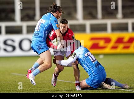 Adam Radwan von Newcastle Falcons (Mitte) wird von Francois Venter von Worcester Warriors (rechts) und Oli Morris während des Challenge Cup-Spiels im Kingston Park Stadium, Newcastle upon Tyne, angegangen. Bilddatum: Freitag, 10. Dezember 2021. Stockfoto