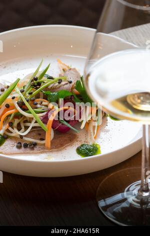 italien,trentino-Südtirol,altadige,Südtirol,unterland,südtirols Süden,tramin,arno baldo,Restaurant alte Post,gekochtes Kalbsfleisch mit Wurzelgemüse,Trevisano Radicchio und Berglinsen Stockfoto