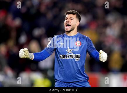 Brentford-Torwart Alvaro Fernandez feiert, nachdem Teamkollege Pontus Jansson (nicht abgebildet) während des Premier League-Spiels im Brentford Community Stadium, London, das erste Tor ihrer Mannschaft erzielt hat. Bilddatum: Freitag, 10. Dezember 2021. Stockfoto