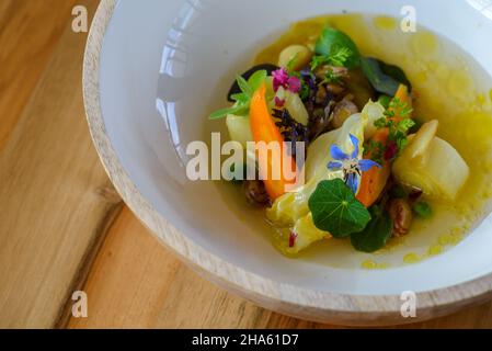 italien,trentino-Alto adige,Alto adige,Südtirol,pustertal,toblach,Restaurant tilia,chris oberhammer,Dinkelsuppe und Wintergemüse Stockfoto