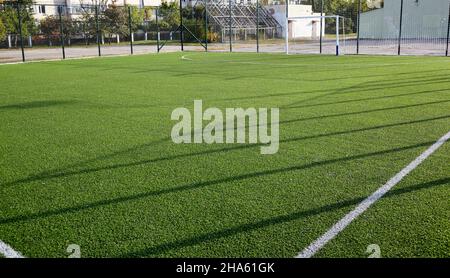 Rasenplatz zum Fußballspielen. Nahaufnahme des Fußballfeldes mit grünem Gras Stockfoto