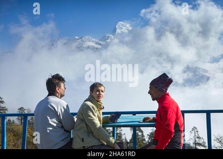 Die Reisenden machen Fotos von Schneespitzen im Himalaya per Handy und Kamera. Wunderschöne Aussicht auf South Annapurna in Dobato, Nepal April 2021 Stockfoto