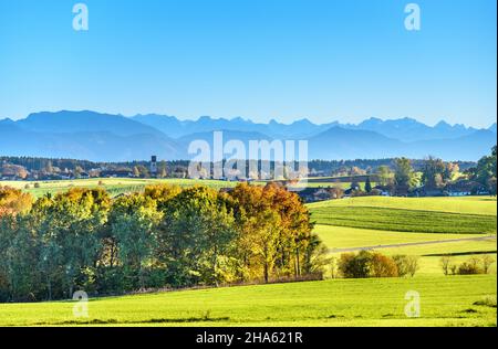 deutschland,bayern,oberbayern,tölzer Land,egling,Bezirk ergertshausen,dahinter Bezirk neufahrn gegen die Ausläufer der alpen,Blick auf schönberg Stockfoto