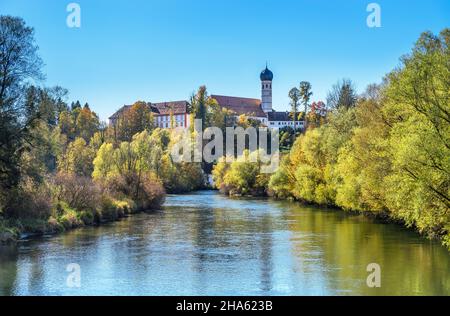 deutschland, bayern, oberbayern, tölzer Land, eurasburg, Bezirk beuerberg, loisach mit kloster beuerberg Stockfoto