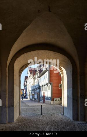 deutschland,niedersachsen,wolfenbüttel,Altstadt,Blick durch Torbogen zu Fachwerkhäusern am holzmarkt Stockfoto