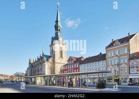 deutschland, niedersachsen, wolfenbüttel, Altstadt, Fachwerkhaus, kornmarkt mit moderner Bushaltestelle und Hauptkirche beatae mariae virginis Stockfoto