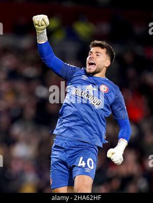 Brentford-Torwart Alvaro Fernandez feiert, nachdem Teamkollege Pontus Jansson (nicht abgebildet) während des Premier League-Spiels im Brentford Community Stadium, London, das erste Tor ihrer Mannschaft erzielt hat. Bilddatum: Freitag, 10. Dezember 2021. Stockfoto