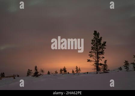 Schwache aurora, roter Himmel, pallastunturi, muonio, lappland, finnland Stockfoto