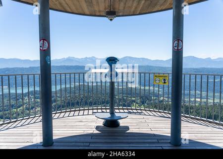 Standteleskop mit Blick auf die Alpen vom Pyramidenkogel, Kärnten, Österreich Stockfoto