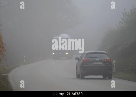 deutschland,bayern,oberbayern,altötting Bezirk,neuötting,Landstraße,Verkehr,Herbstwald,Gegenverkehr,Auto,LKW,Nebel,schlechte Sicht Stockfoto