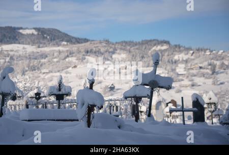 Blick auf verschneite Kreuze auf dem Friedhof auf dem Berg Stockfoto